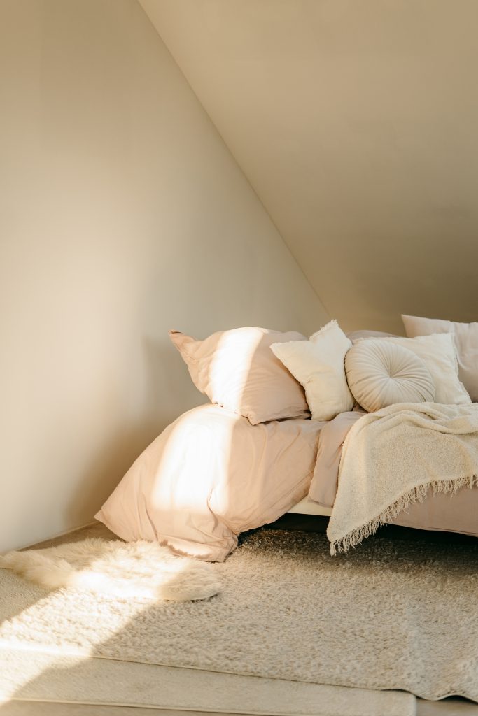 Foto aus dem studio liz von einem Sofa mit Decken und Kissen.