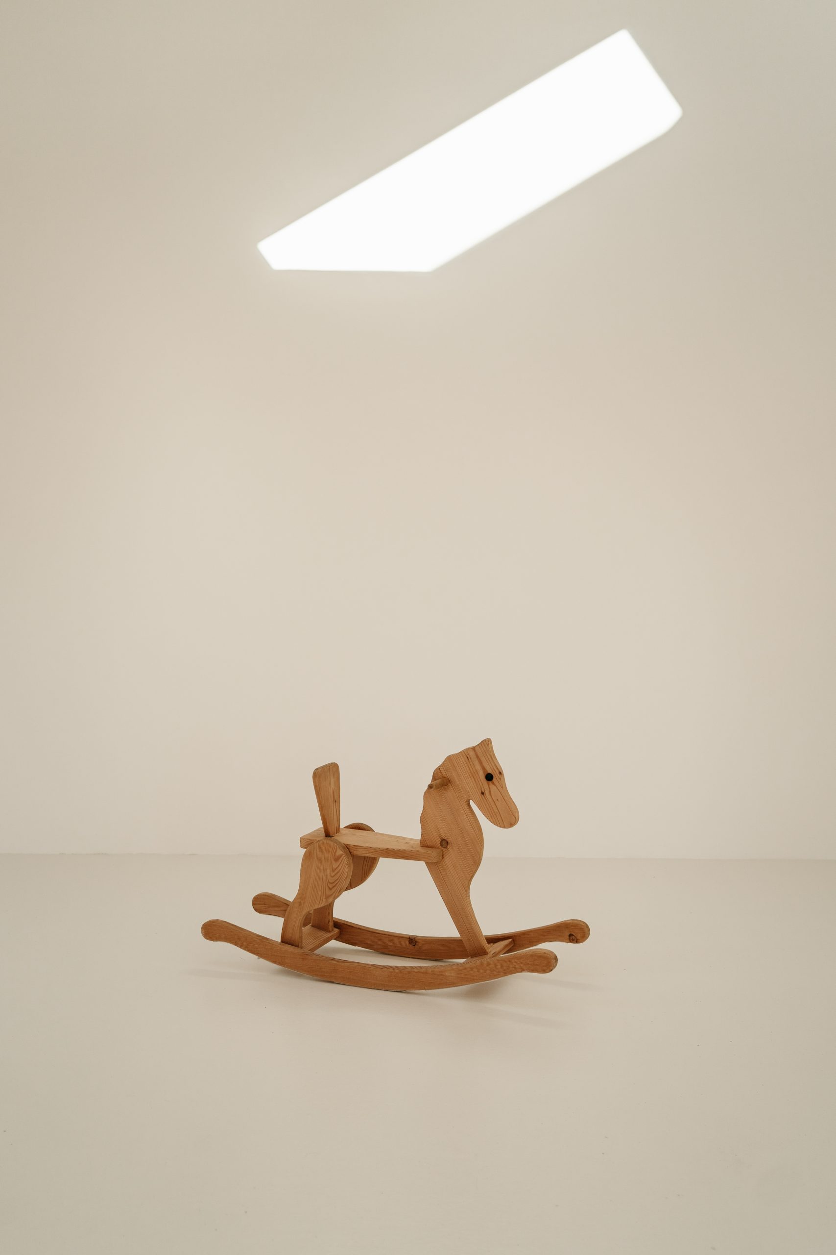 Foto aus dem studio liz. Im Fokus ist ein Holzschaukelpferd.