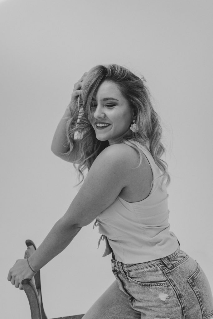 Zu sehen ist ein Porträt einer Frau, das im studio liz entstanden ist.