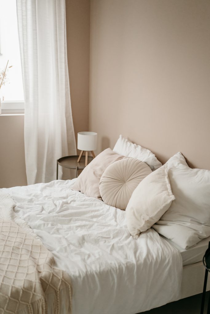 Foto aus dem studio liz von einem Bett mit Decken und Kissen.